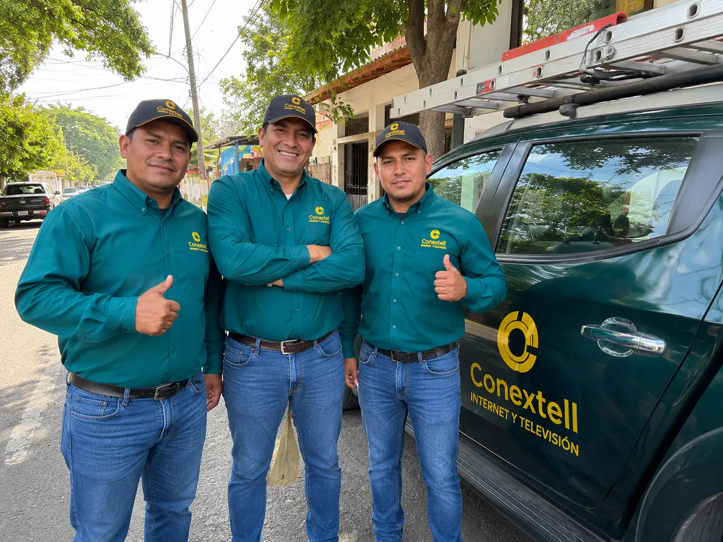 Equipo de técnicos de Conextell junto a la camioneta de la empresa en Villavicencio